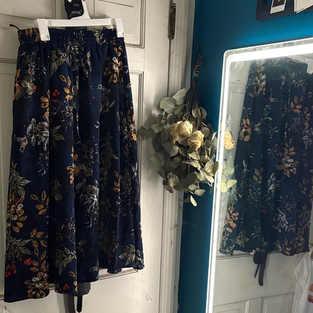 Chic Floral Midi Skirt in Navy